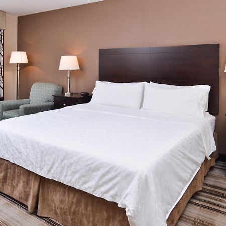 Holiday Inn Express & Suites Emporia Northwest By Ihg Exteriör bild
