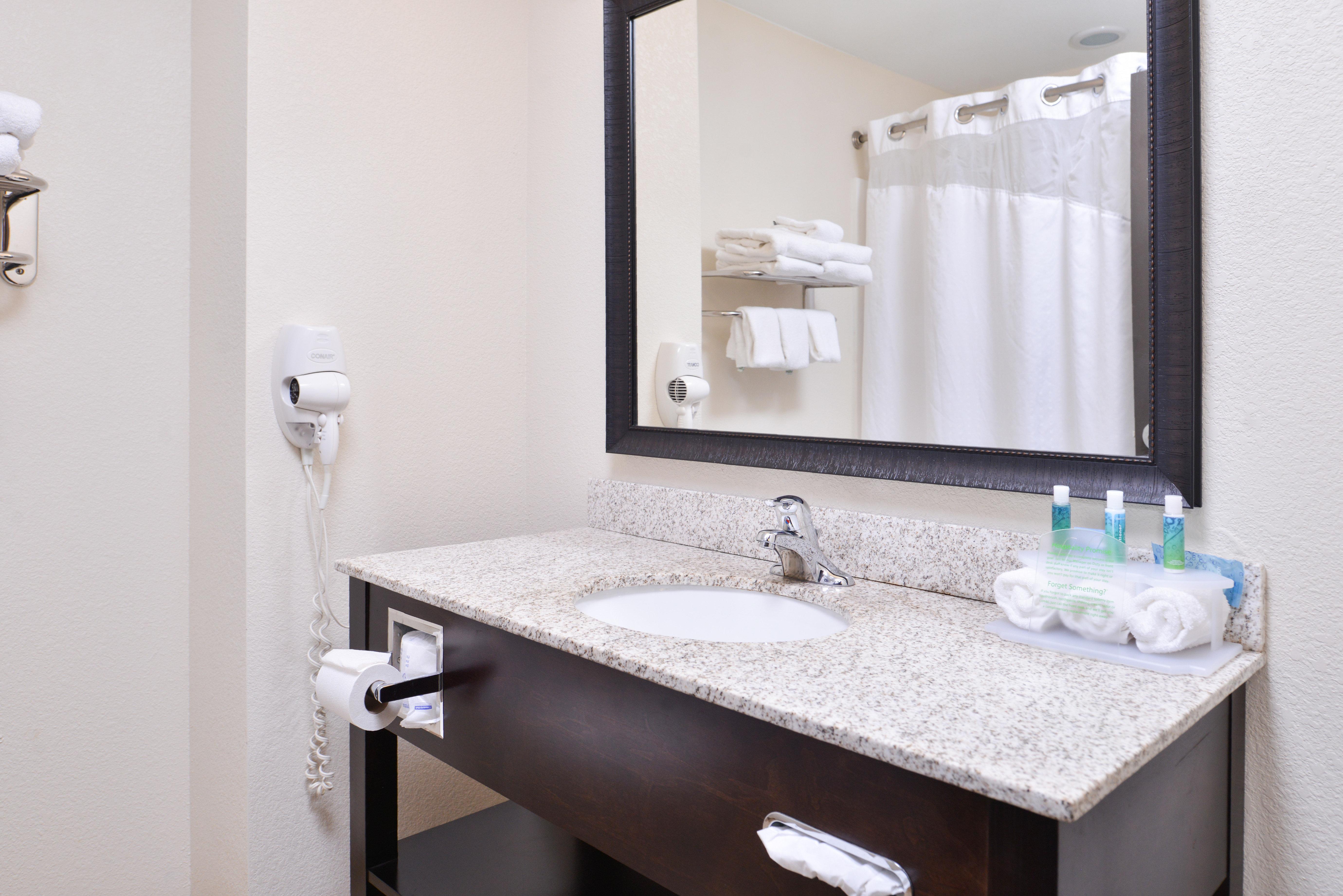 Holiday Inn Express & Suites Emporia Northwest By Ihg Exteriör bild