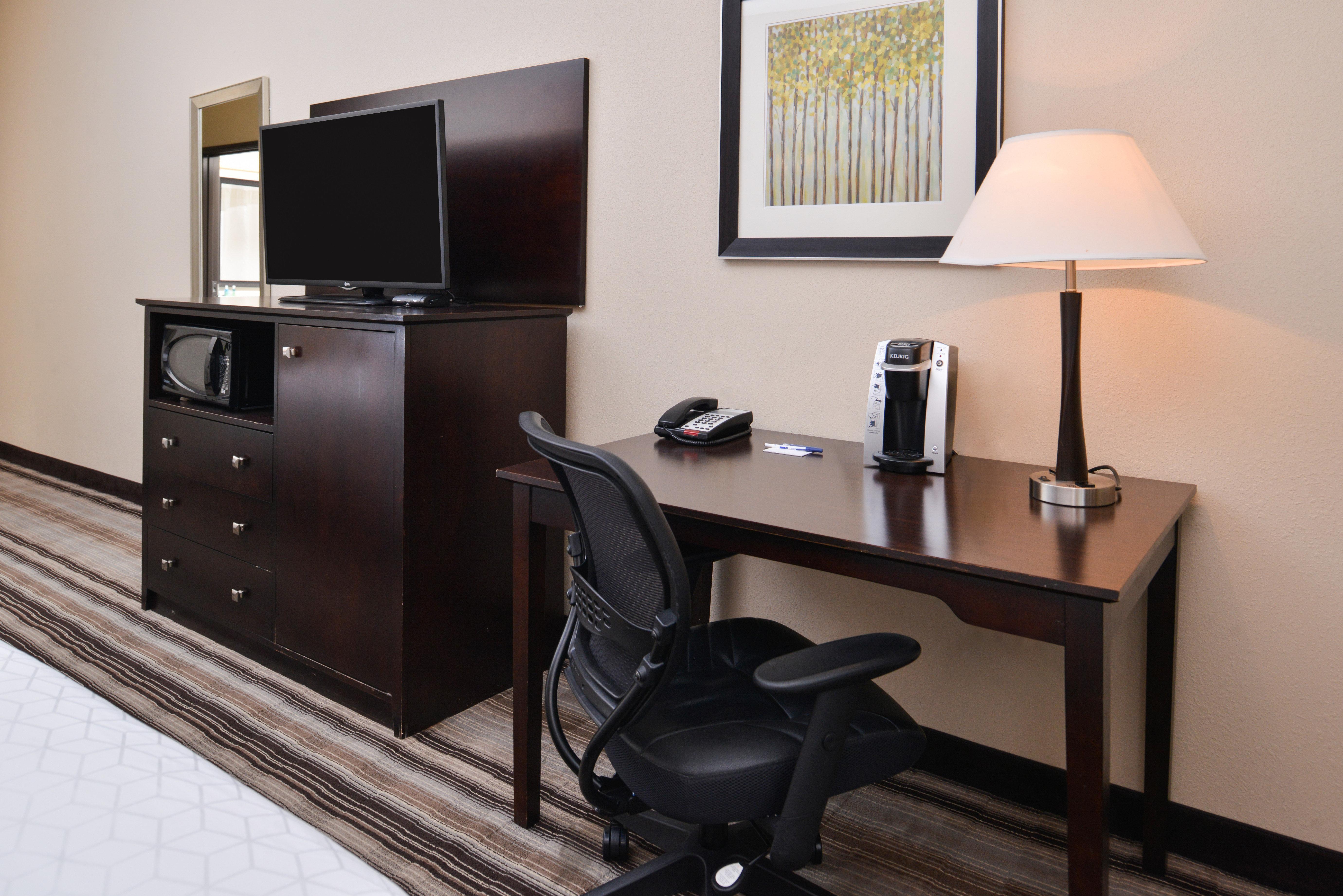 Holiday Inn Express & Suites Emporia Northwest By Ihg Exteriör bild