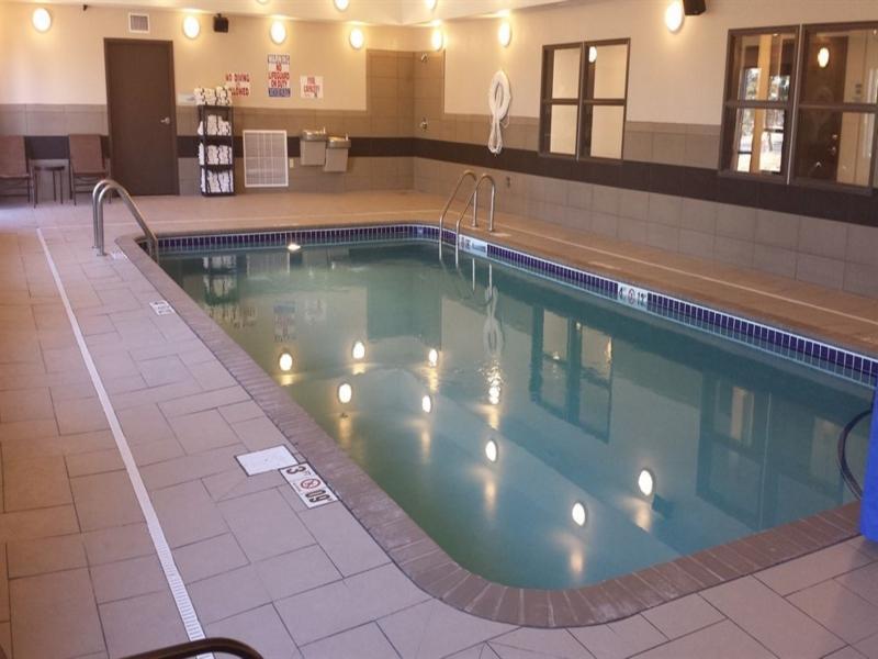 Holiday Inn Express & Suites Emporia Northwest By Ihg Exteriör bild