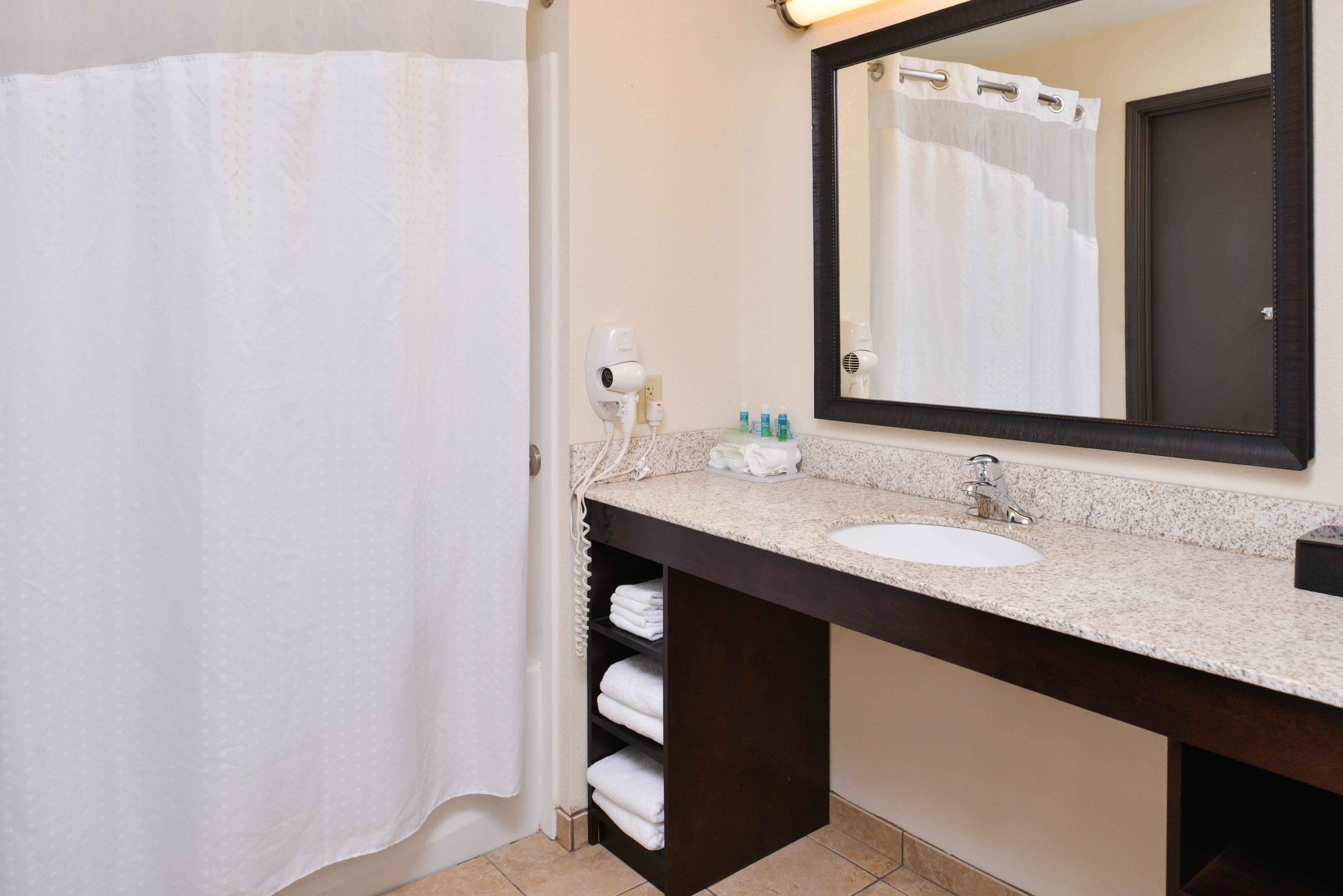 Holiday Inn Express & Suites Emporia Northwest By Ihg Exteriör bild