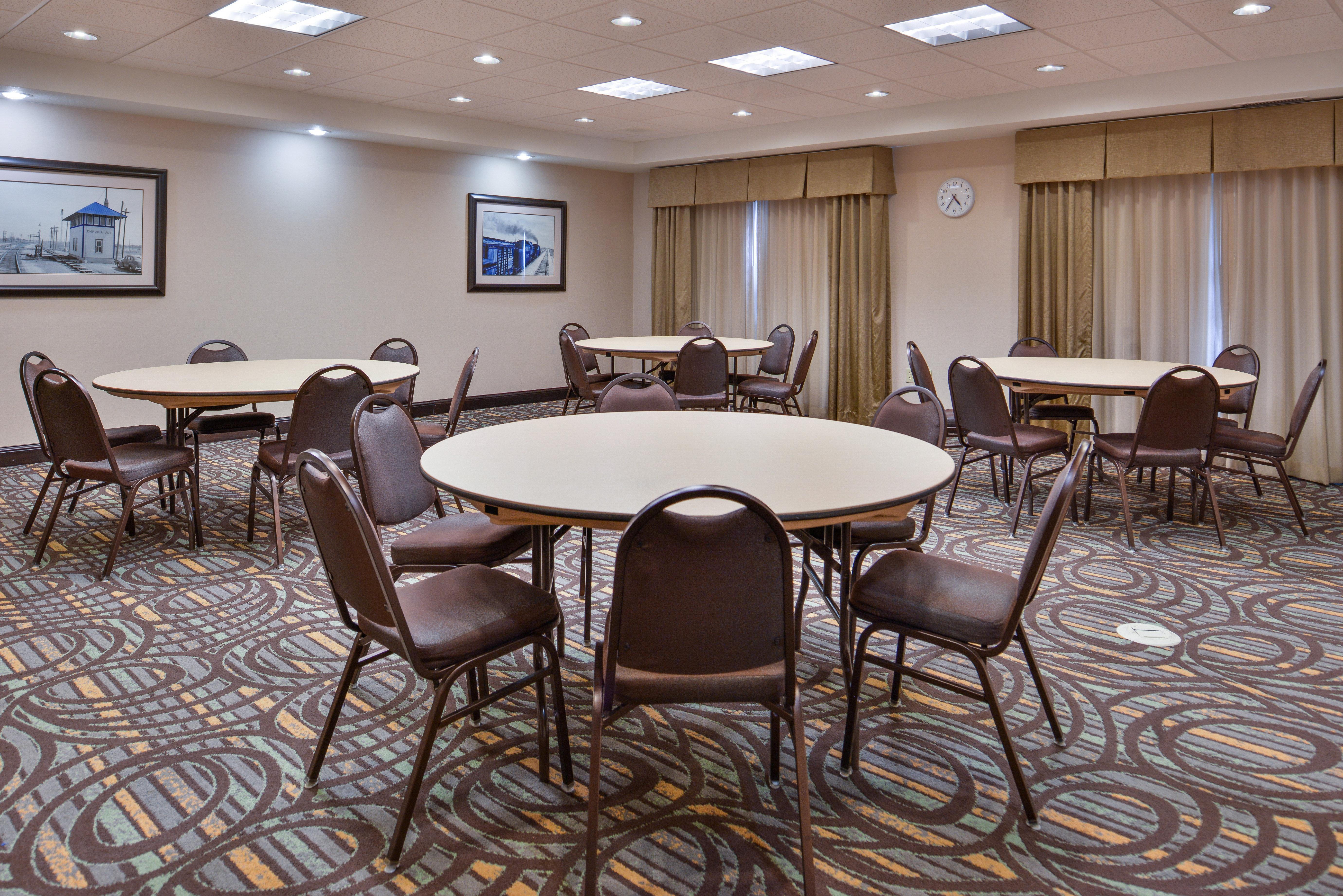 Holiday Inn Express & Suites Emporia Northwest By Ihg Exteriör bild